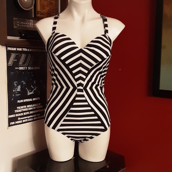 VENUS Other - Size 12C underwire slimming swimsuit